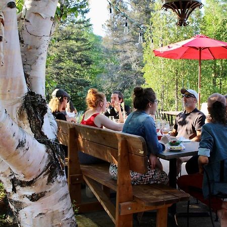 Auberge De Jeunesse Le Camp De Base LʼAnse-Saint-Jean Екстериор снимка