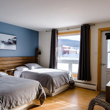 Auberge De Jeunesse Le Camp De Base LʼAnse-Saint-Jean Екстериор снимка