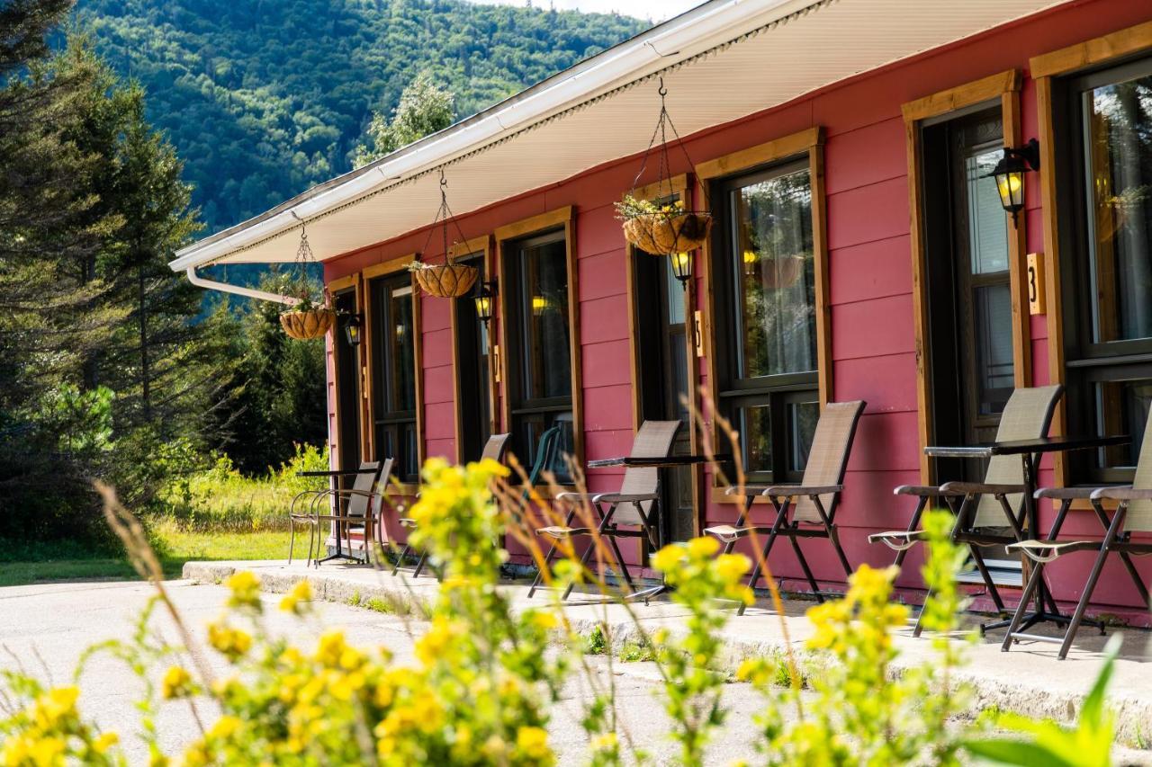 Auberge De Jeunesse Le Camp De Base LʼAnse-Saint-Jean Екстериор снимка