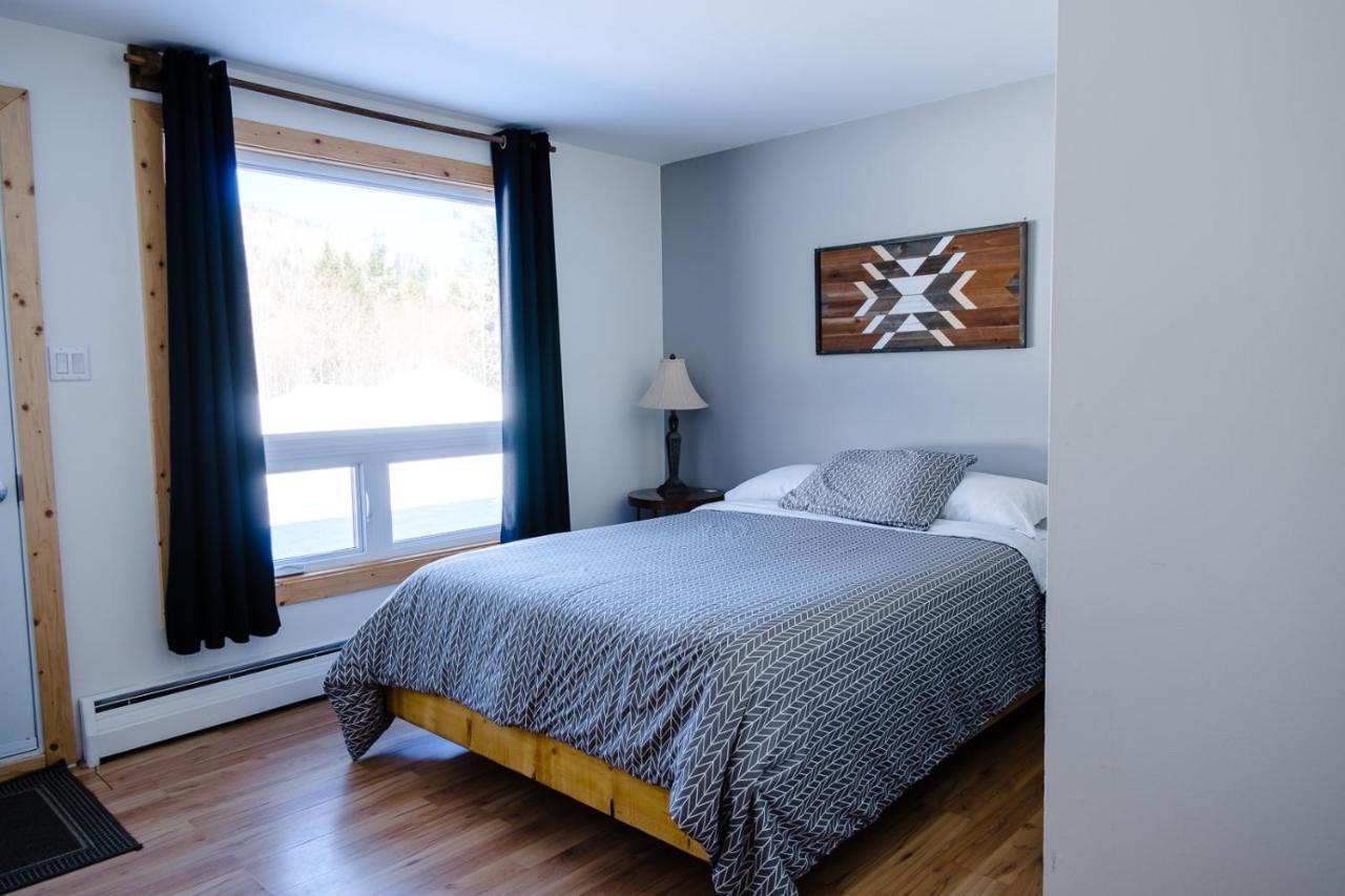 Auberge De Jeunesse Le Camp De Base LʼAnse-Saint-Jean Екстериор снимка